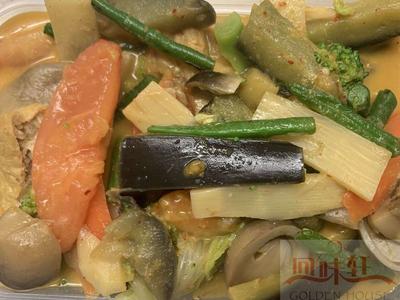 102A.  Mixed Vegetables, Served with Kaeng Phet (Red Curry) 红咖喱杂菜 H, G, F