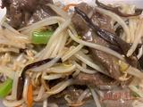 47. Stir fried Stir fried Beef and Beansprouts +Boiled Rice 银牙牛肉饭