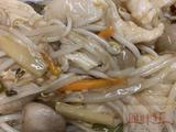 8. Stir fried Chicken and Beansprouts +Boiled Rice 银牙鸡肉饭