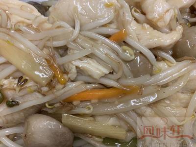 8. Stir fried Chicken and Beansprouts +Boiled Rice 银牙鸡肉饭