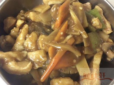 4. Chicken with Spicy Satay Peanut Sauce + Boiled Rice (hot) (contains PEANUTS) 沙嗲鸡肉饭