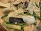 104A.  Mixed Vegetables, Served with Kaeng Phet (Red Curry) 红咖喱杂菜 H, G, F