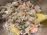 140. Thai Style Fired Rice with Shrimps,Chicken,Pork,<br/>        Pineapple 菠萝炒饭 H, S, E, Peas
